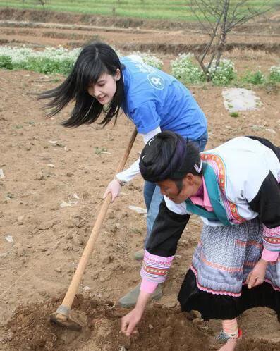 盤點娛樂圈明星迴農村幹農活誰最接地氣？