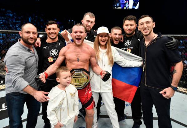 42歲特謝拉奪得UFC輕重量級冠軍,彼得·嚴再次奪得金腰帶 42歲特謝拉奪得UFC輕重量級冠軍,彼得·嚴再次奪得金腰帶