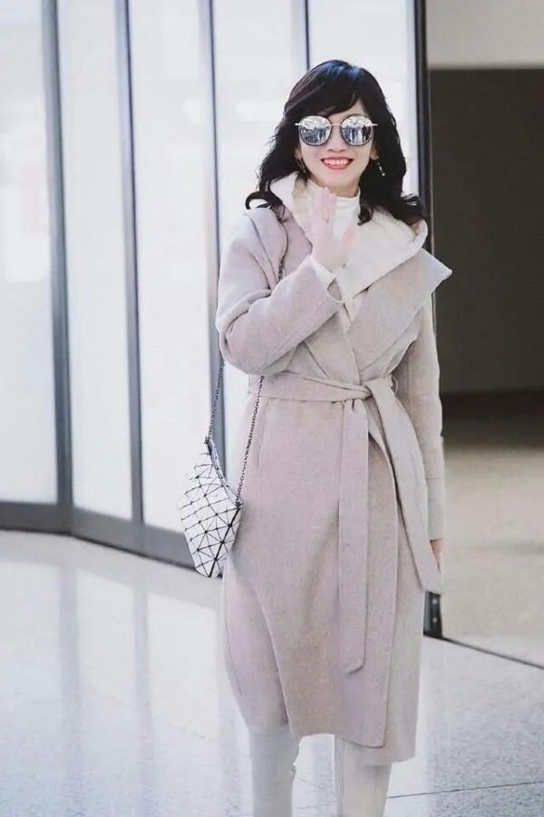 68歲的趙雅芝不顯老,搭配帥氣大衣好有氣質,烏黑長髮令人羨慕 68歲的趙雅芝不顯老,搭配帥氣大衣好有氣質,烏黑長髮令人羨慕