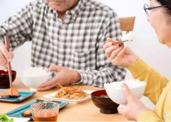 為何老人身上有一股味？50歲後養成3個習慣，或許老了沒味