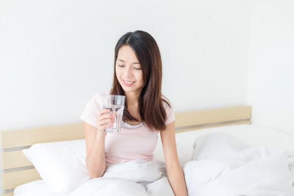 水，最應該喝的年齡：30多歲、50多歲的女性喝水的不同
