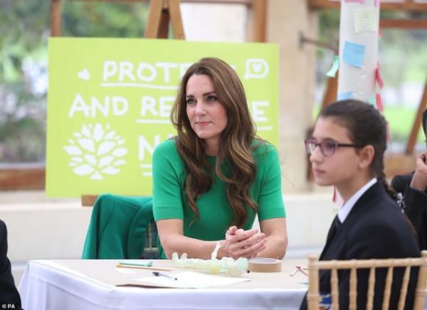 凱特王妃穿著7年前綠衣亮相，拉鍊終於打開了，罕見和威廉無互動