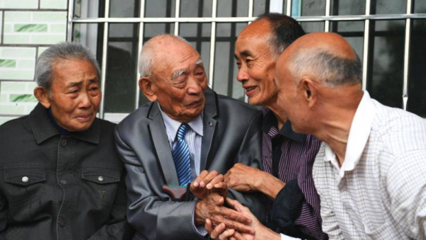 1958年,部隊領導去東北學習,看見糧倉管理員後哭喊：你居然還活著