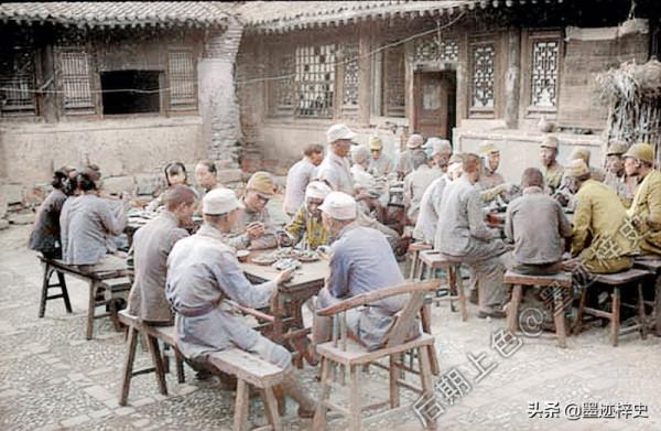 河北老照片：阜平姑娘送心上人上前線，淶源八路軍與日俘同桌吃飯