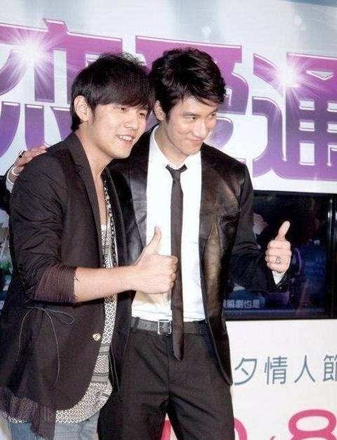 亞洲天王周杰倫王力宏的親密合照，你聽過他們現場演唱對方歌曲嗎