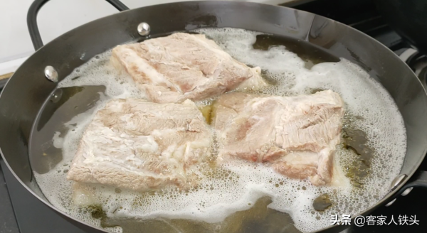 五花肉最好吃的做法，加1個香芋，客家人待客都愛做它，好吃過癮