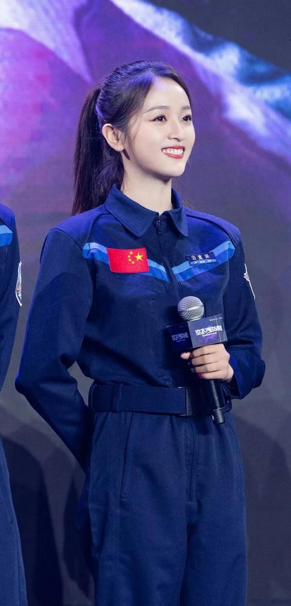 有喜歡吳宣儀的嗎？長相甜美可人，處處散發著迷人的青春氣息