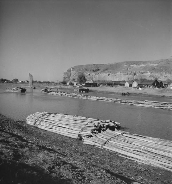 遠征軍被鬼子圍追堵截，多虧當地山民幫助，成功的撤入了印度