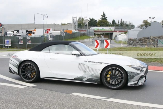 採用軟頂敞篷，全新梅賽德斯-AMG SL諜照曝光