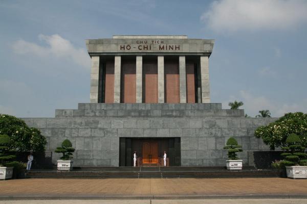 胡志明紀念堂：莊嚴肅穆的靈堂，在當地地位極高
