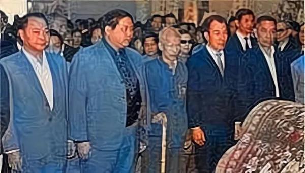 葉問葬禮現場老照片：愛徒李小龍穿布鞋祭奠，現場大佬雲集