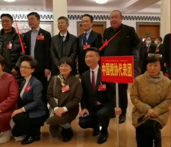 康輝海霞參加會議拍合影！半蹲地舉牌子接地氣，陳寶國一臉嚴肅