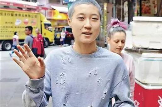 成龍同父異母的哥哥，生活拮据，73歲才見到自己的明星弟弟