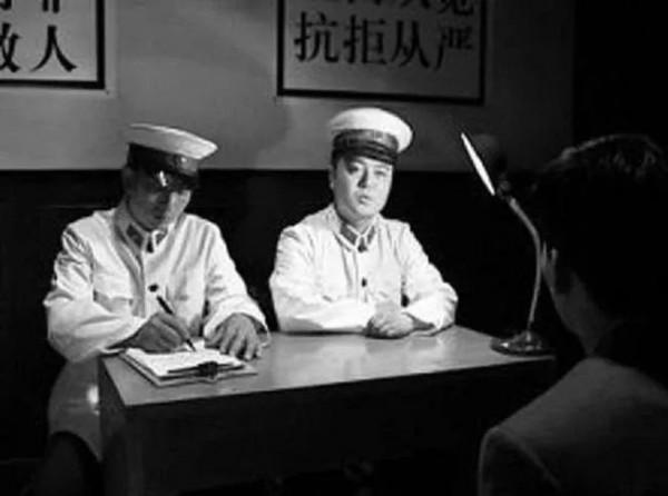 殺害聞一多的兇手，躲在成都開香菸店，因看報坐姿正派暴露被槍斃