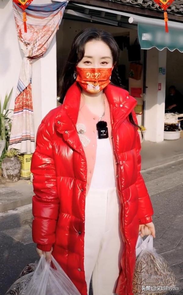 舒暢街頭買年貨無人識，穿大紅色貌美，摘口罩出道30年還是少女顏