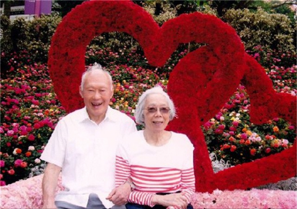從同學到夫妻,他們偷偷結婚相伴63年,葬禮上李光耀兩次吻別愛妻 從同學到夫妻,他們偷偷結婚相伴63年,葬禮上李光耀兩次吻別愛妻