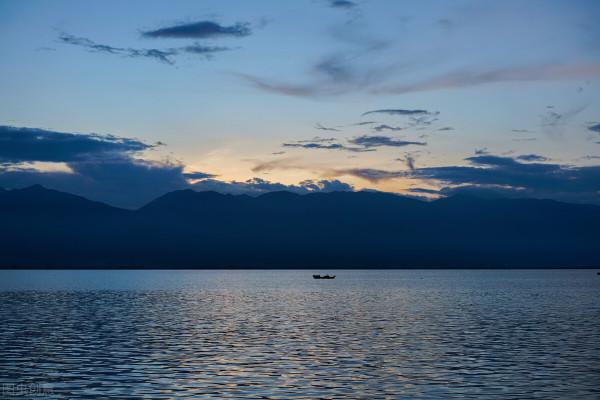 一次旅行結緣,退休後的她自駕游去再續前緣,卻深陷泥潭 一次旅行結緣,退休後的她自駕游去再續前緣,卻深陷泥潭