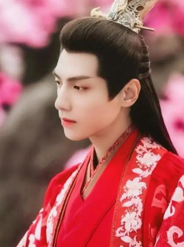 誰說大紅太俗氣?這6位紅衣造型又酷又颯,歪頭殺邪媚直擊觀眾心 誰說大紅太俗氣?這6位紅衣造型又酷又颯,歪頭殺邪媚直擊觀眾心