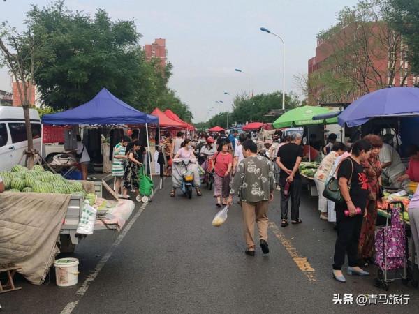 天津的一處早市以海鮮為主,就位於濱海新區,休息日人群絡繹不絕 天津的一處早市以海鮮為主,就位於濱海新區,休息日人群絡繹不絕