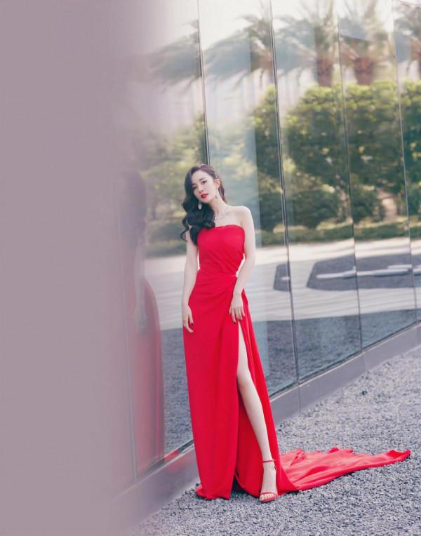 四大女星紅毯造型，個個靚麗奪目，熱巴、楊冪、唐嫣，你最愛誰？