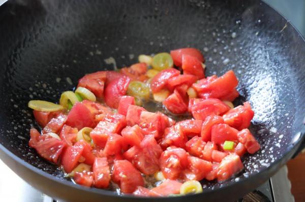 天氣越來越冷，砂鍋燉白菜豆腐不能少，湯鮮味美，吃完渾身暖