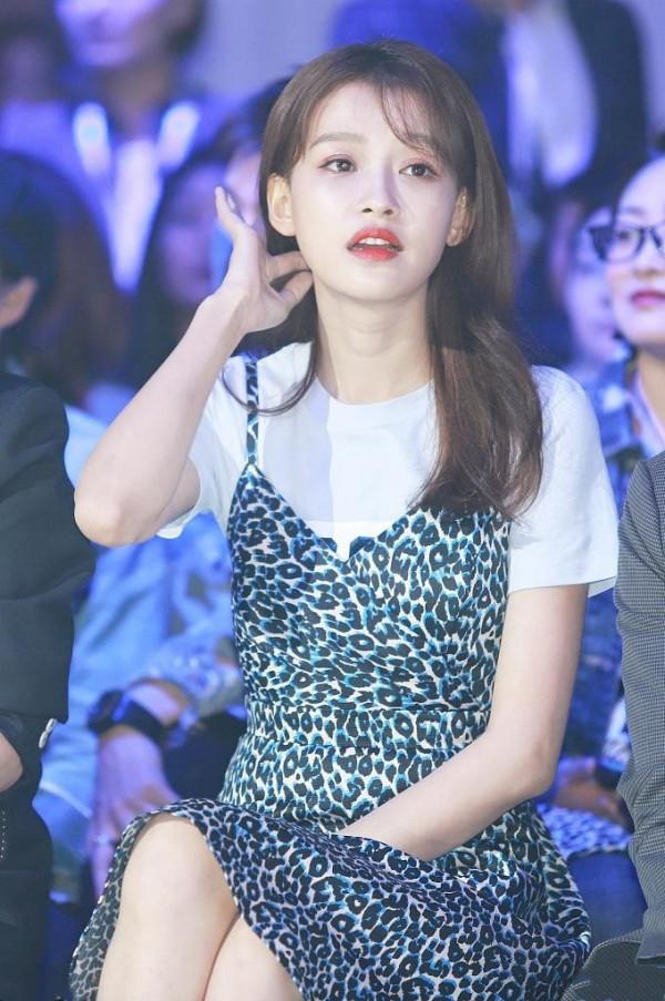 孫怡路透照，疊穿連衣裙又瘦又美，身材讓人羨慕