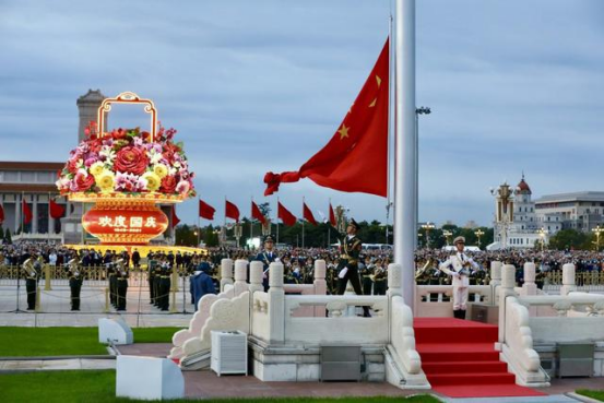 中華晚報 | 國慶升旗儀式在天安門廣場舉行、日本火箭發射被緊急叫停、美國發來國慶祝賀......