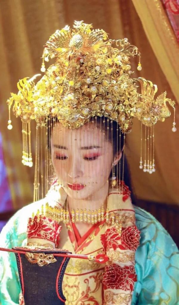 盤點那些戴鳳冠霞帔,絕色美人,有你喜歡的嗎 盤點那些戴鳳冠霞帔,絕色美人,有你喜歡的嗎