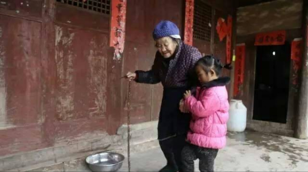 媽失蹤爸坐牢，6歲女孩撐起三代之家，13億人為她點贊加油