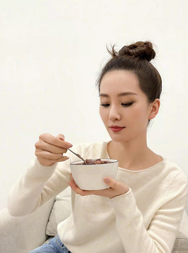 劉詩詩終於勤快營業了！臘八美照扎丸子頭用力過猛，好在氣質出眾