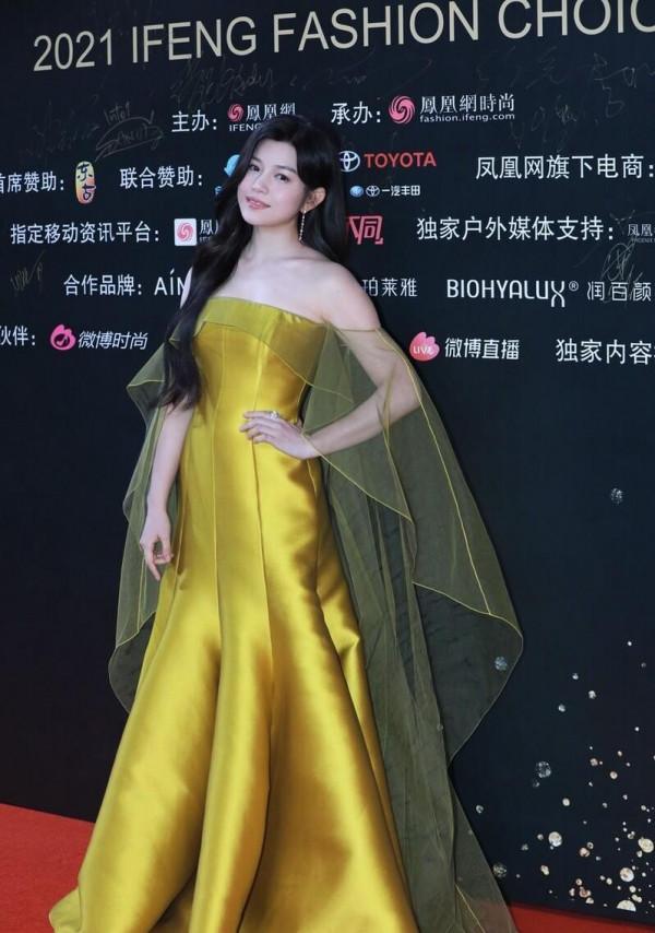 陳妍希雖然是微胖身材，但穿一字肩不遮遮掩掩，看著貴氣了不少