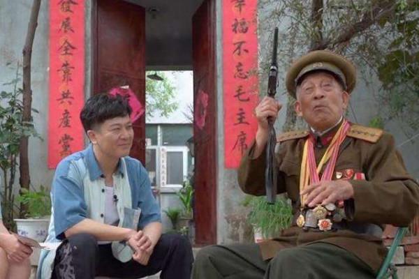 山東96歲老兵持有雙槍，工作人員前去收繳，老兵：這是粟裕送的