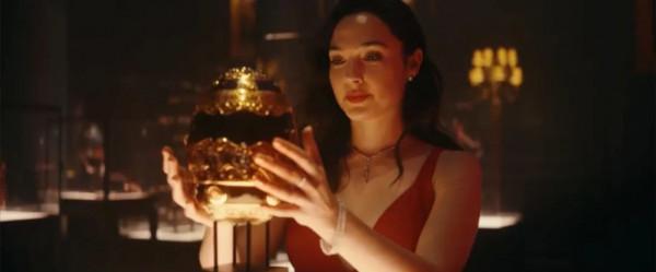 穿高衩裙光腳打架、徒手扒飛機，這部耗資超12億的大爽片，好過癮