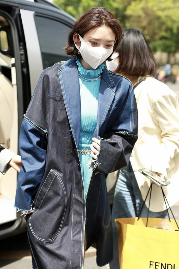 唐藝昕私服穿搭很養眼,蘋果綠牛仔外套配牛仔褲,很有活力 唐藝昕私服穿搭很養眼,蘋果綠牛仔外套配牛仔褲,很有活力