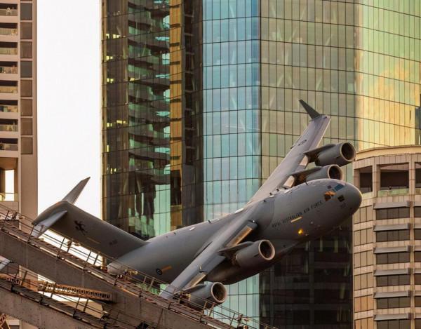 C17飛得比房子還低,高度幾十米穿樓群,澳大利亞飛行員這麼猛? C17飛得比房子還低,高度幾十米穿樓群,澳大利亞飛行員這麼猛?