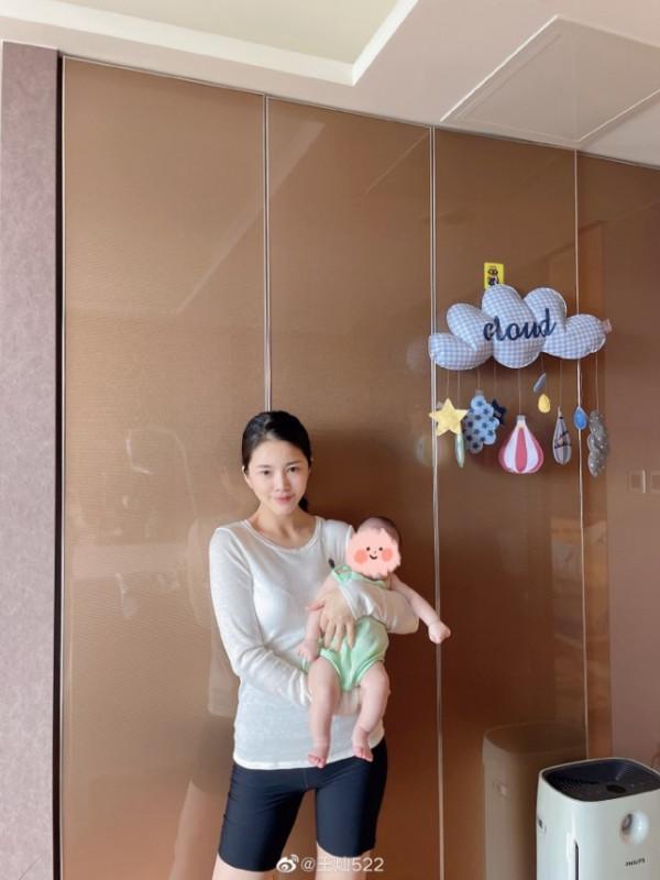 王燦曬全家福慶中秋,杜淳懷抱5個月大女兒,一臉慈父笑好幸福 王燦曬全家福慶中秋,杜淳懷抱5個月大女兒,一臉慈父笑好幸福