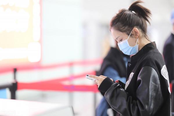 佟麗婭身穿黑色棒球服搭灰色衛褲 休閒隨性美麗動人 佟麗婭身穿黑色棒球服搭灰色衛褲 休閒隨性美麗動人