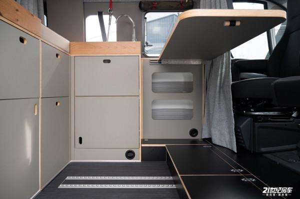 年輕人喜歡啥樣的VANlife房車？這車內建1.85m寬大床，能四季旅行