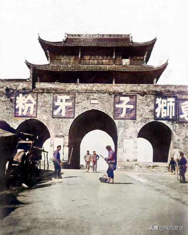 1911年的南京古城，鼓樓前有兵丁把守，江南貢院破爛不堪