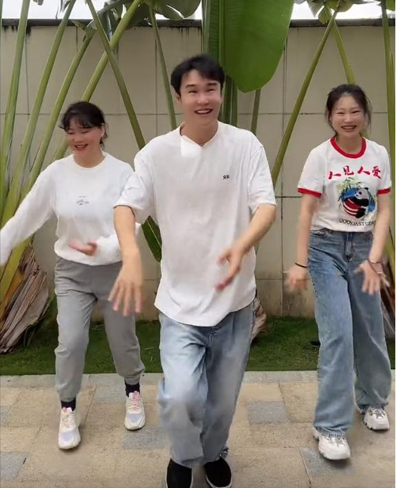 小瀋陽一家過年，他穿布鞋超樸素妻子好隆重，15歲女兒腿長超過爸