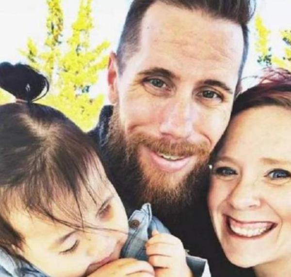 天生“藍眼睛”被拋棄的中國女孩,被美國夫婦收養後,找回幸福 天生“藍眼睛”被拋棄的中國女孩,被美國夫婦收養後,找回幸福