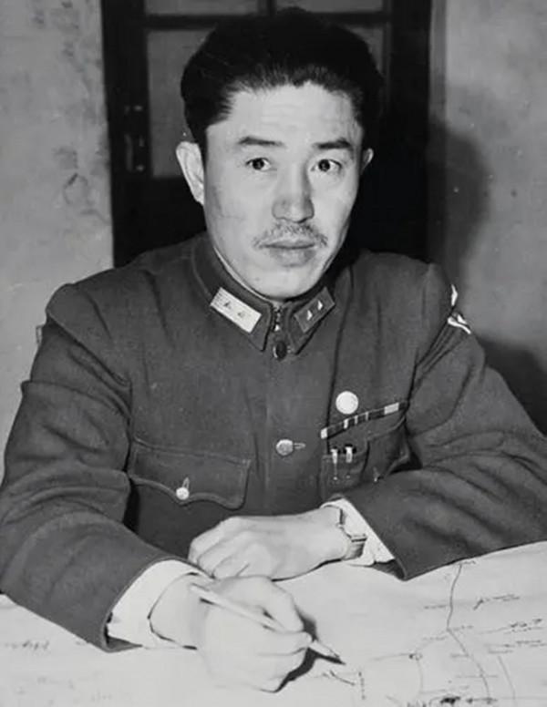 廖耀湘被俘後，向他敬酒不喝還摔杯，劉亞樓請出一人他連敬3杯