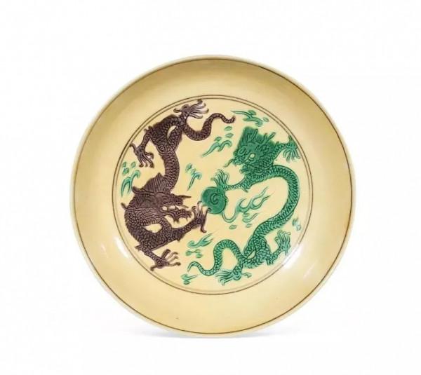 瓷器上扭動的龍