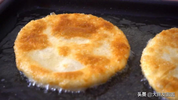 冬天最愛吃熱乎乎的糖餅,不用發麵,在家做超簡單,層層起酥 冬天最愛吃熱乎乎的糖餅,不用發麵,在家做超簡單,層層起酥