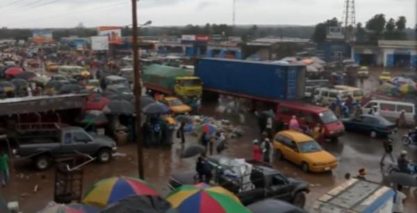 下雨就癱瘓的非洲國家，計程車也賣“掛票”，300公里開三天
