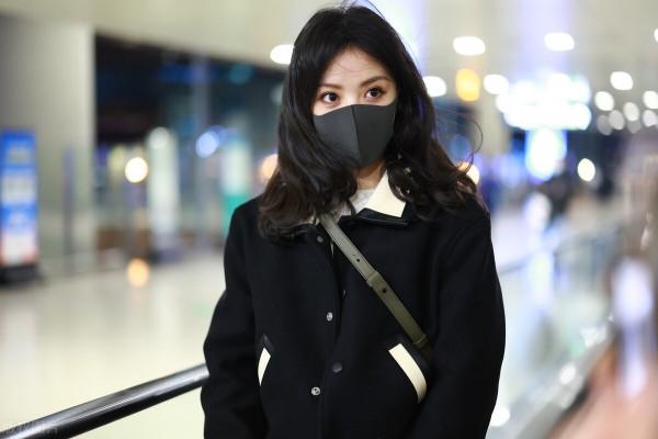 大眼萌妹田曦薇現身機場 浪漫卷發好似韓劇女主角