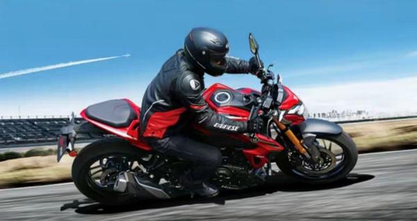 3萬內250以上的雙缸摩托車求推薦，要求皮實耐用，不要踏板和彎梁