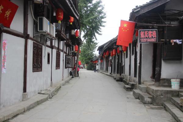 坐在閬中的小院裡，在陽光下，任時光流逝