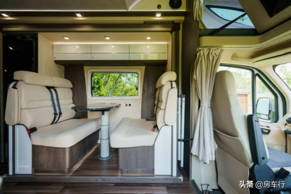 宇通新車重磅釋出：廊橋式線條，臉譜式配色，內有星空頂