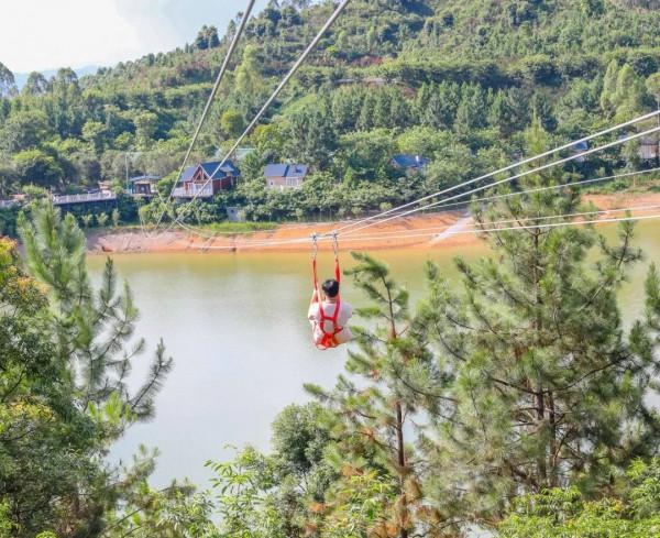 周邊遊｜住進小木屋泡私湯，乘網紅小火車玩彩虹滑道